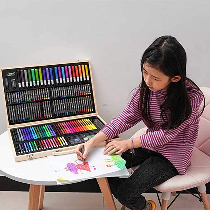 Detailed accessory list including 36 watercolor pens, 40 oil pastels, and 40 crayons
